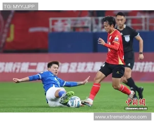 南京足球队与成都足球队比赛分析团队协作的成功与不足之处